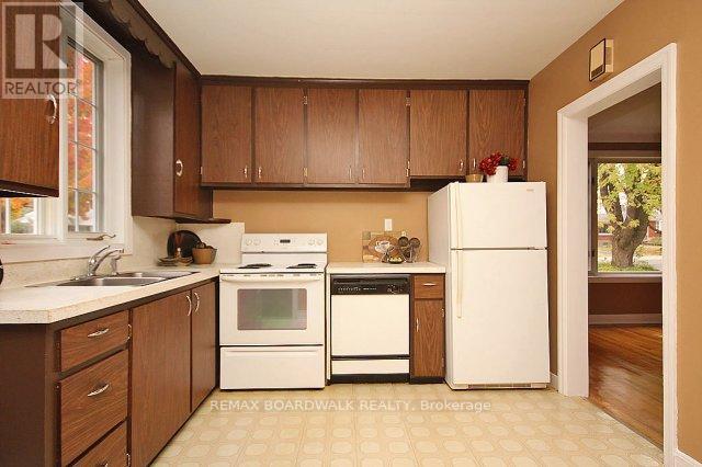 3 Bed, 2 Bath House for Rent in Ottawa – 209 KNOX CRESCENT, Ottawa – MLS# X13569020 - Image 6