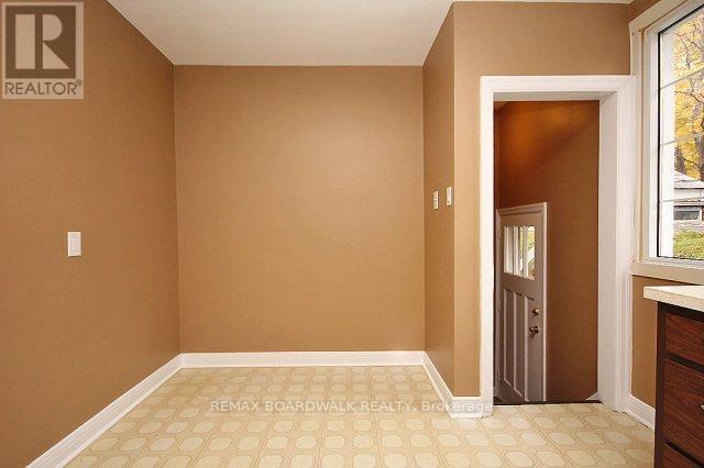 3 Bed, 2 Bath House for Rent in Ottawa – 209 KNOX CRESCENT, Ottawa – MLS# X13569020 - Image 8