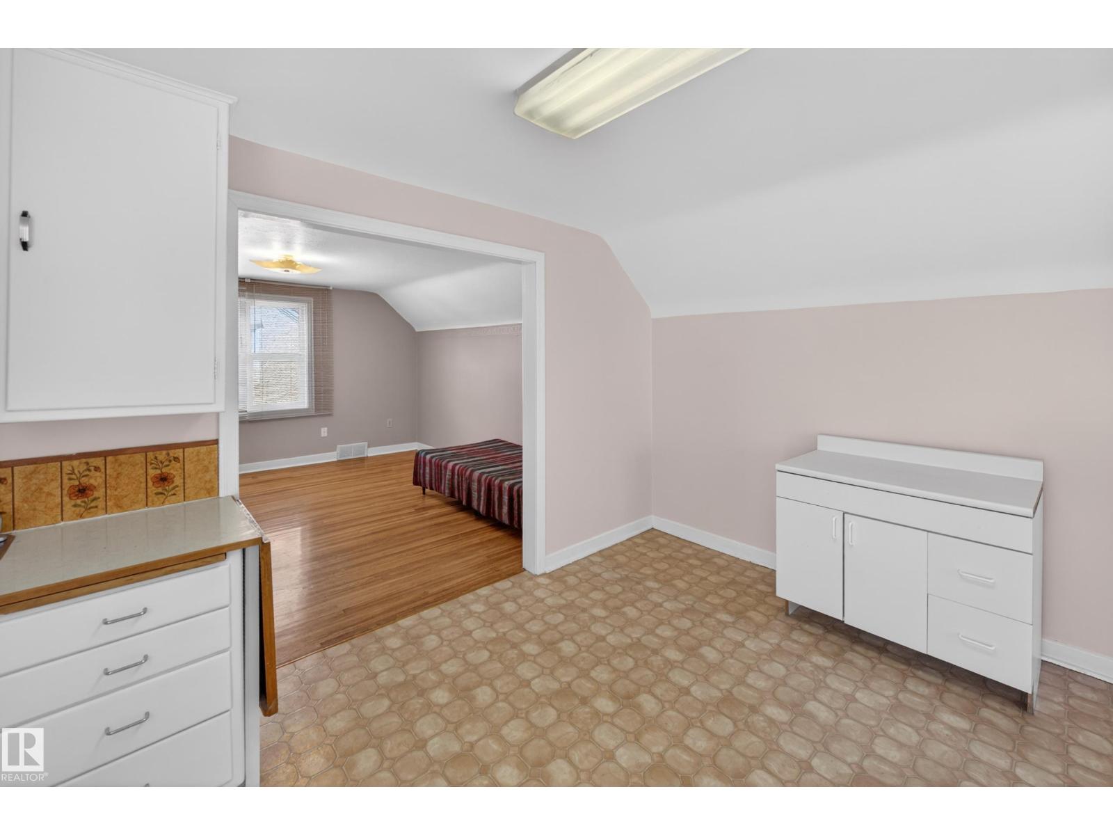 11010 106 ST NW - 26