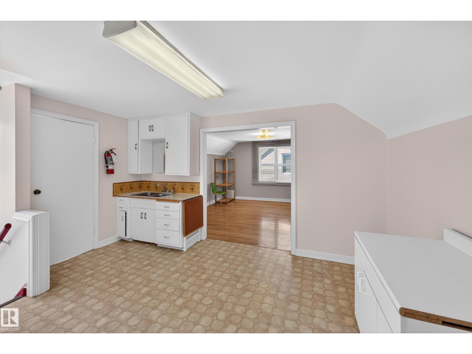 11010 106 ST NW - 28