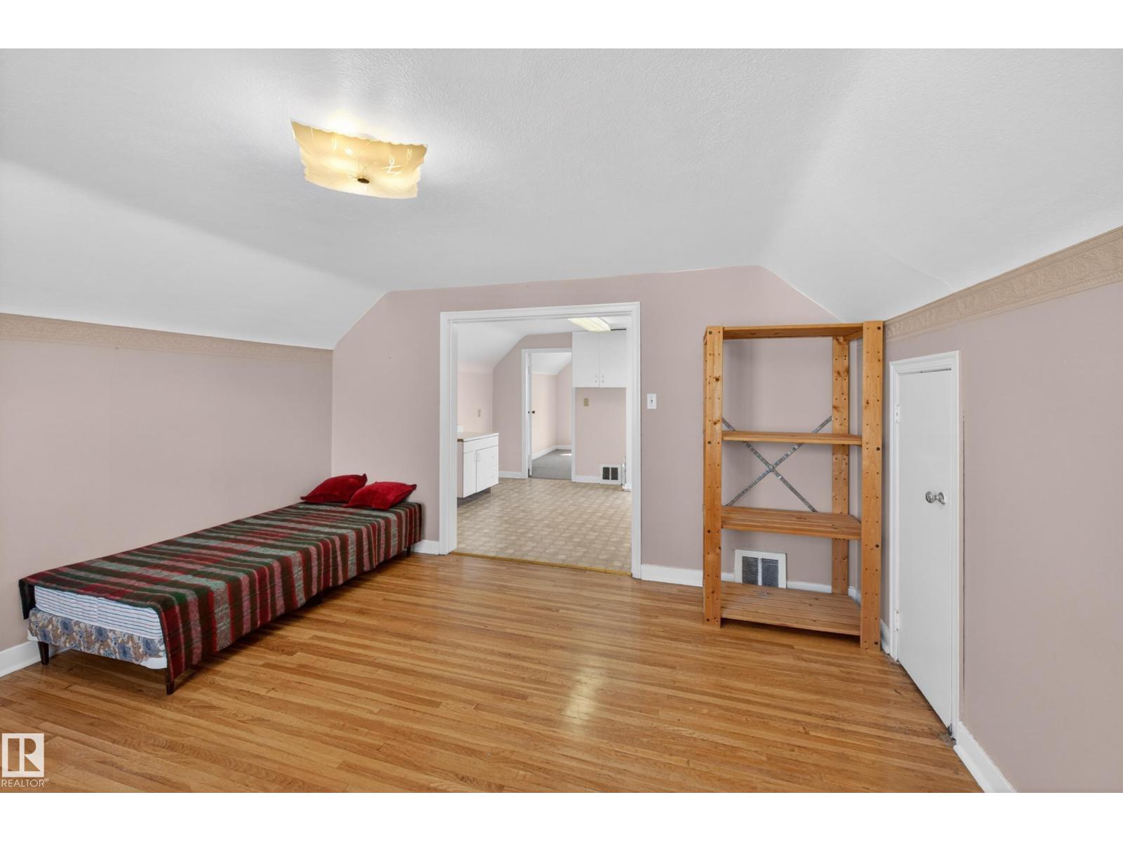 11010 106 ST NW - 32