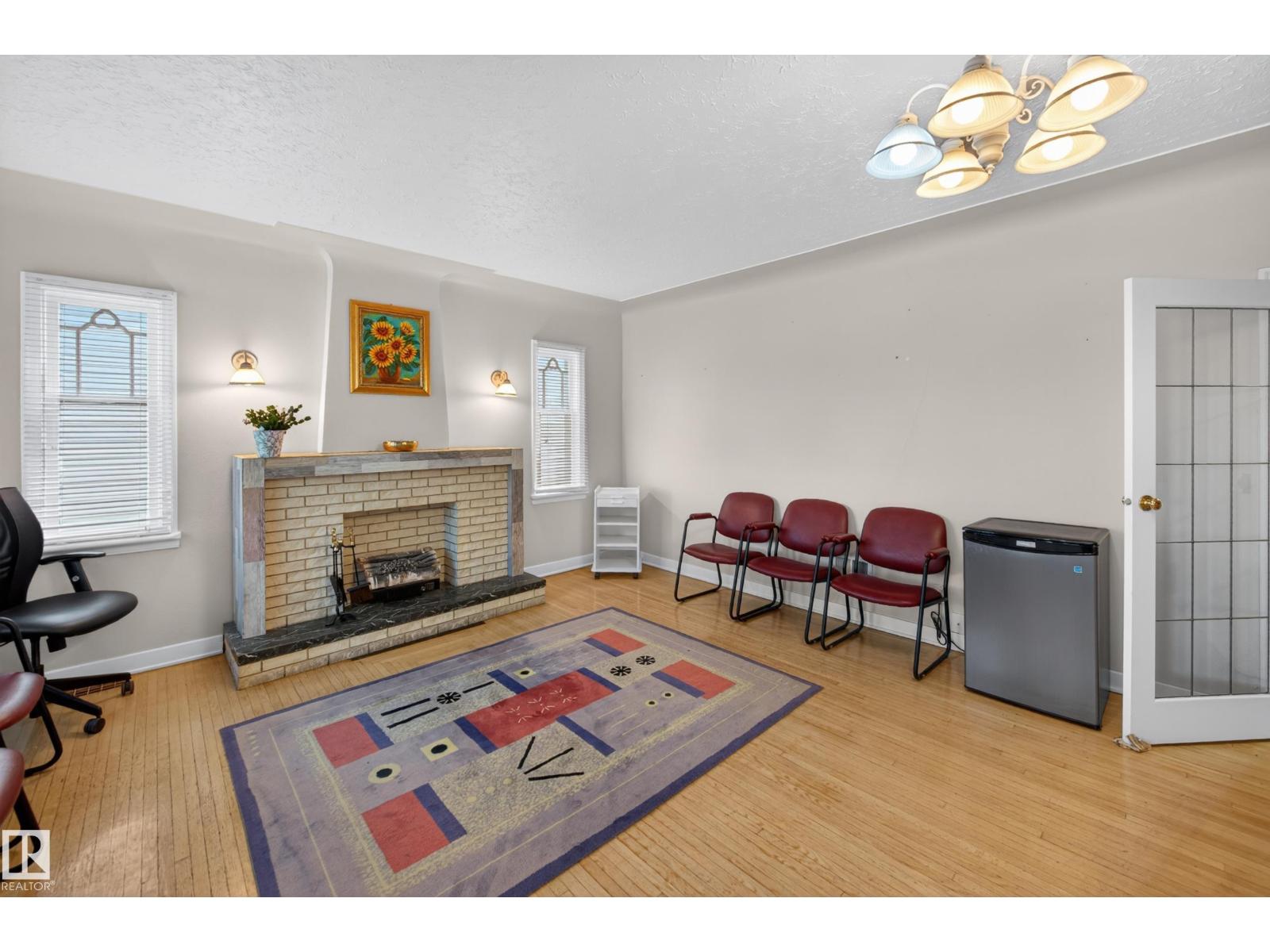 11010 106 ST NW - 4