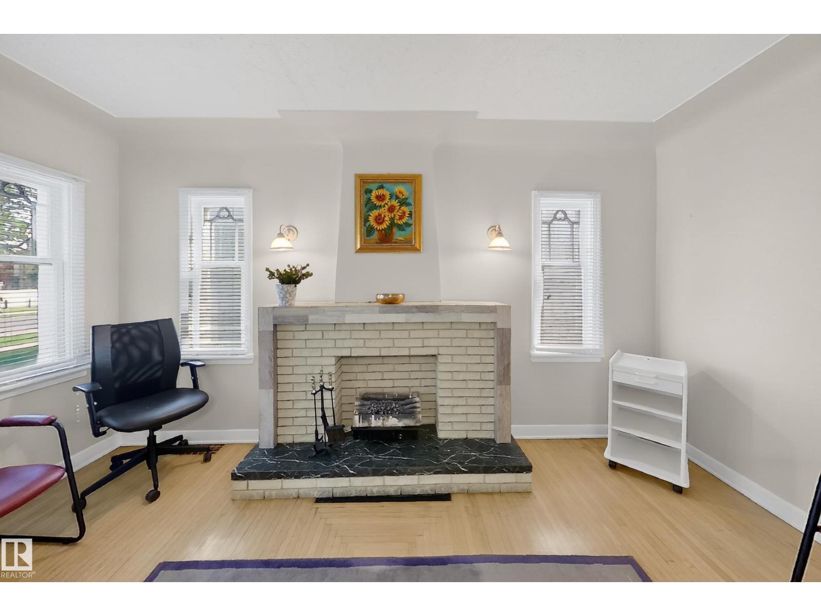 11010 106 ST NW - 5