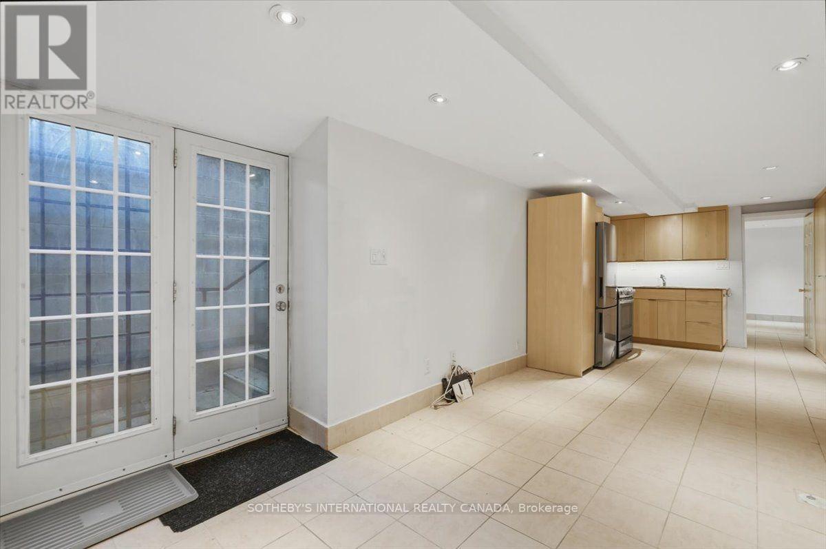 33 ROSE AVENUE - 32