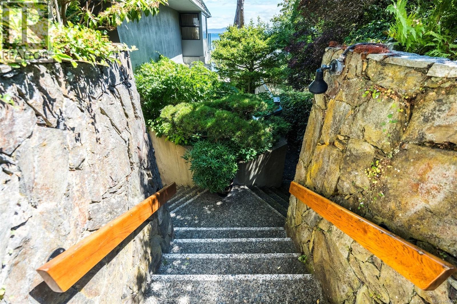 103 1211 Beach Drive, Oak Bay