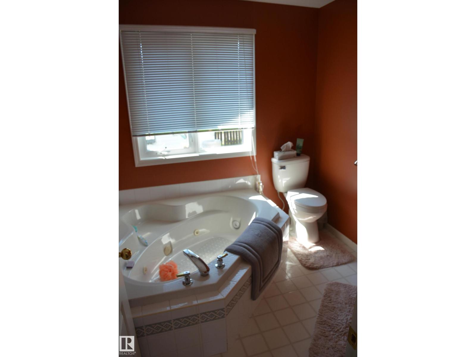 5909 52 AV - Image 32