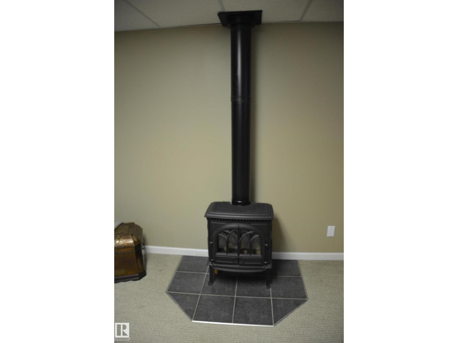 5909 52 AV - Image 36