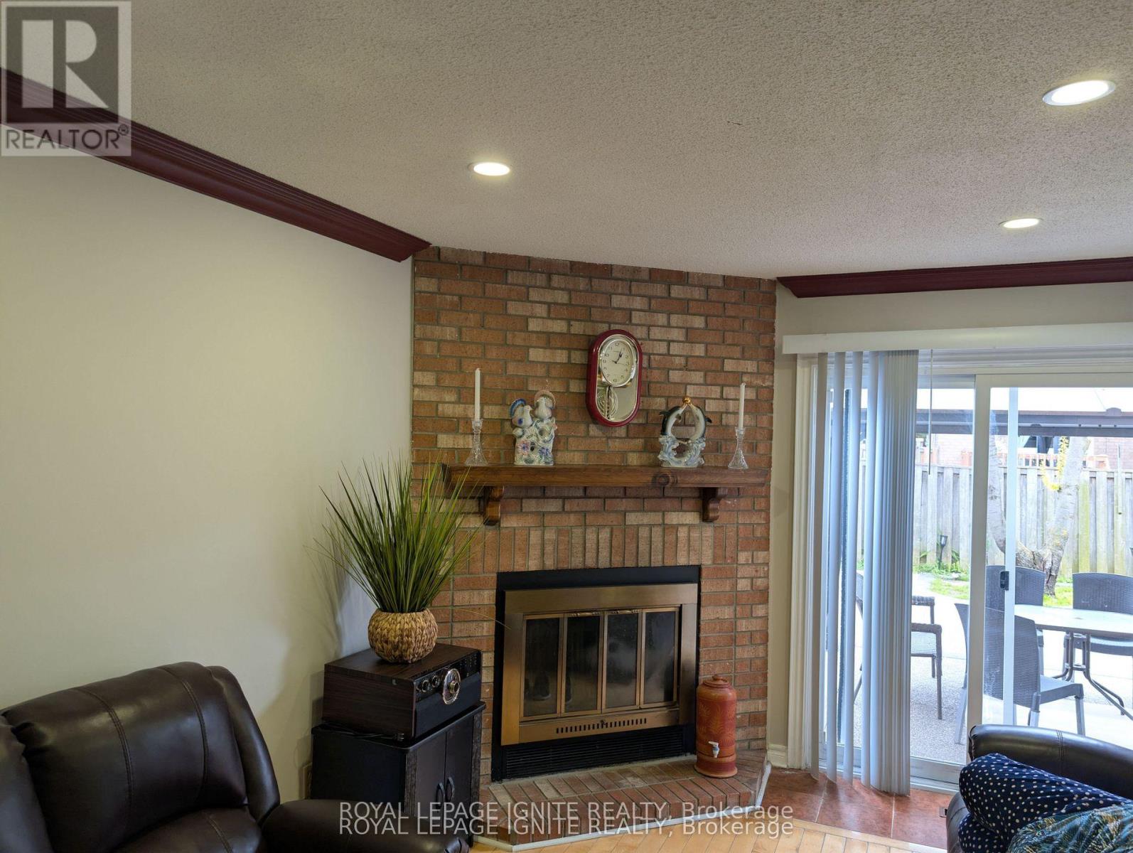 98 CHLOE CRESCENT - 6