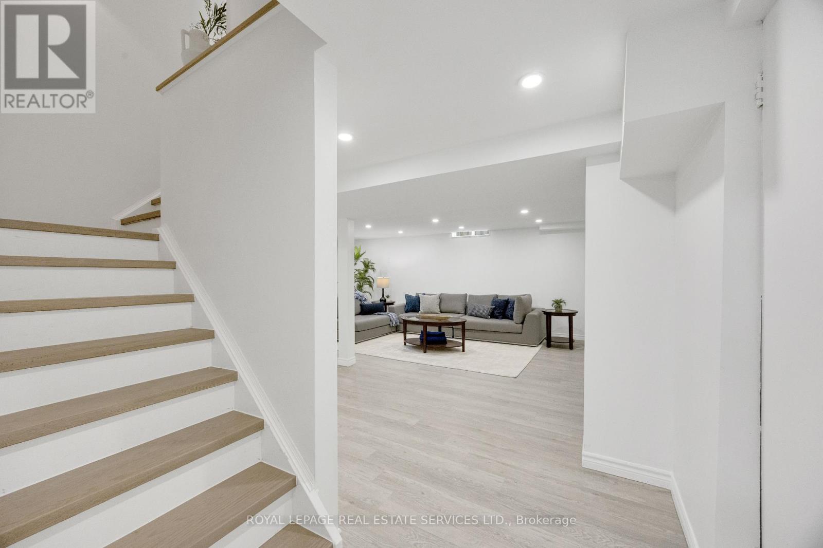 2048 SIXTH LINE - 33