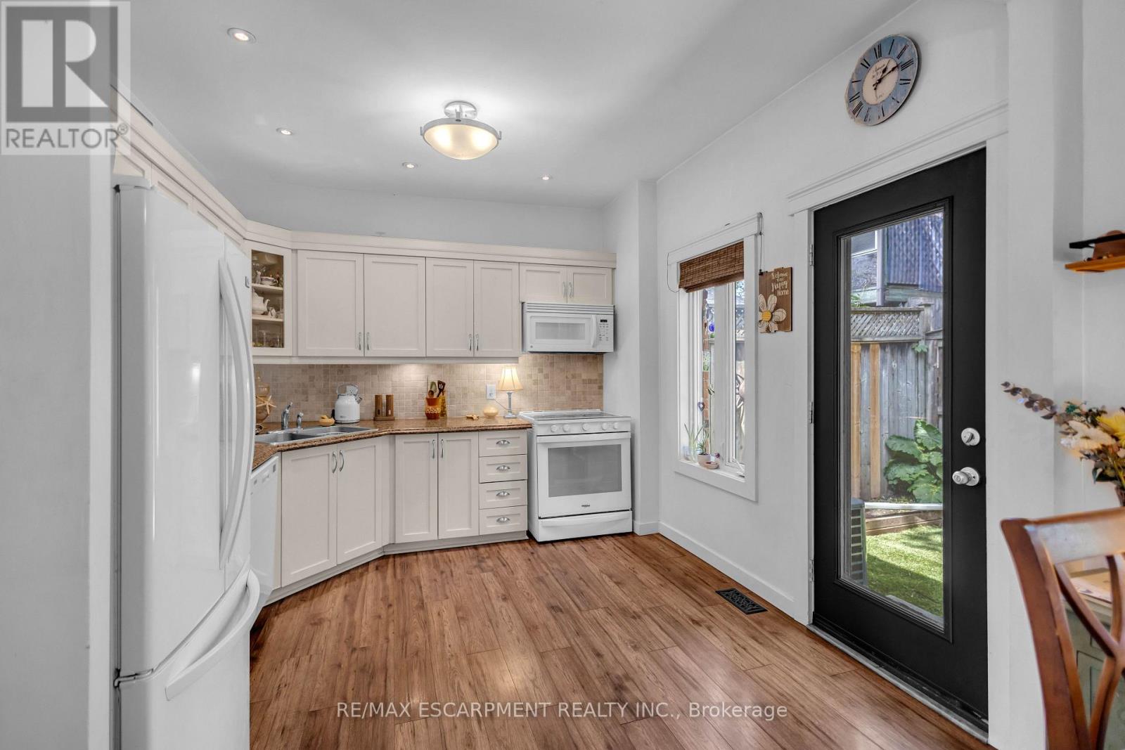 30 SUNSET AVENUE - 18