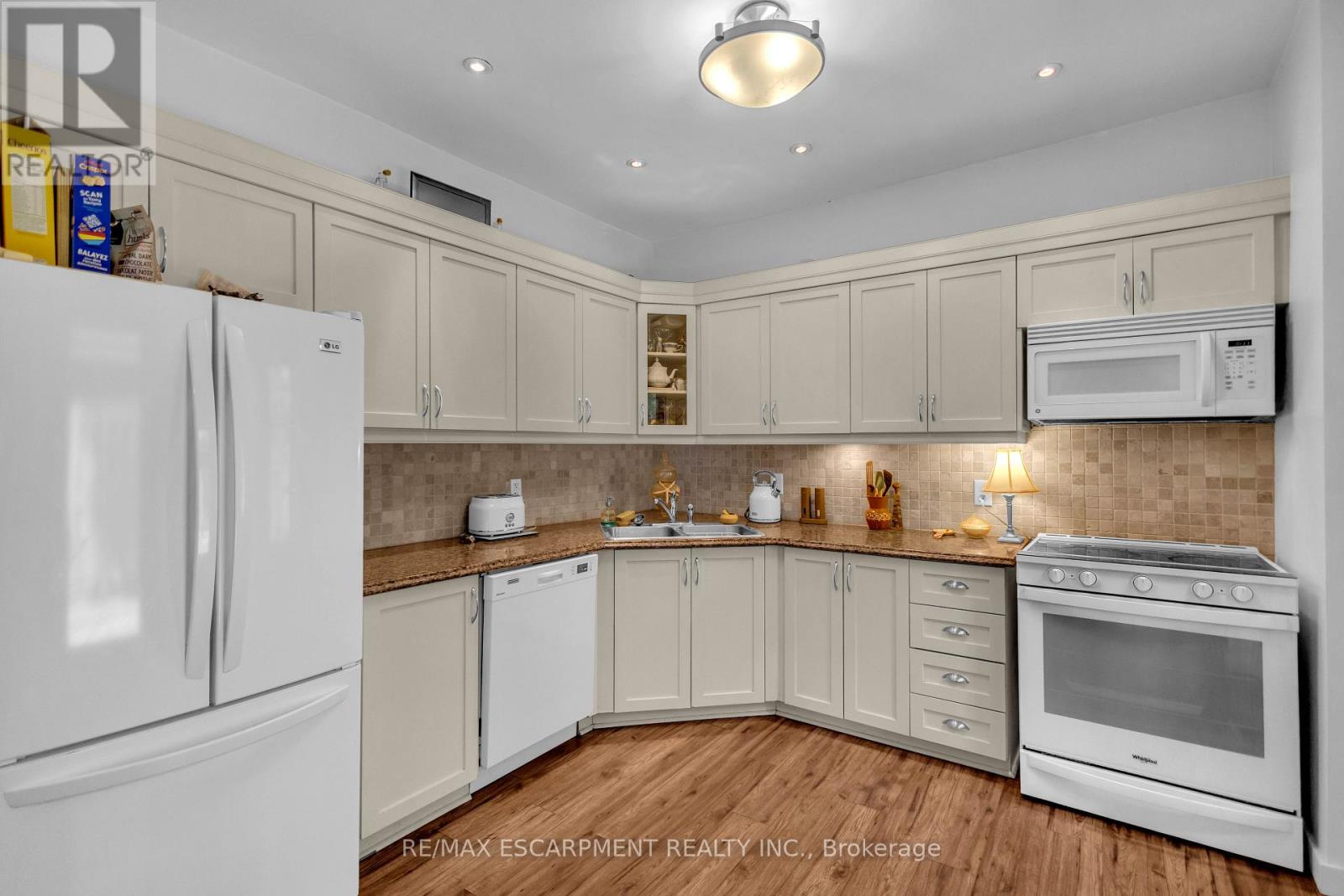 30 SUNSET AVENUE - 19
