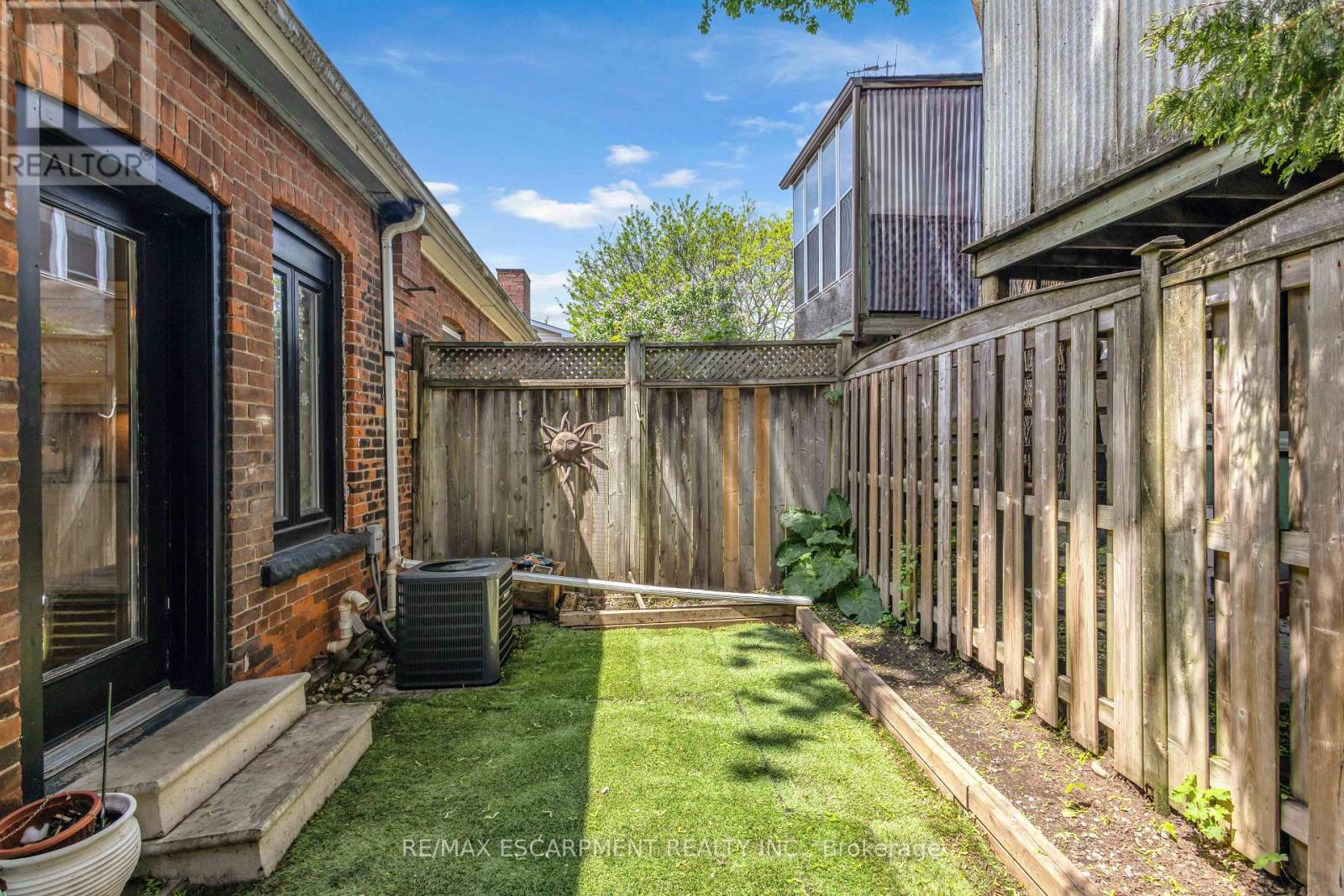 30 SUNSET AVENUE - 36