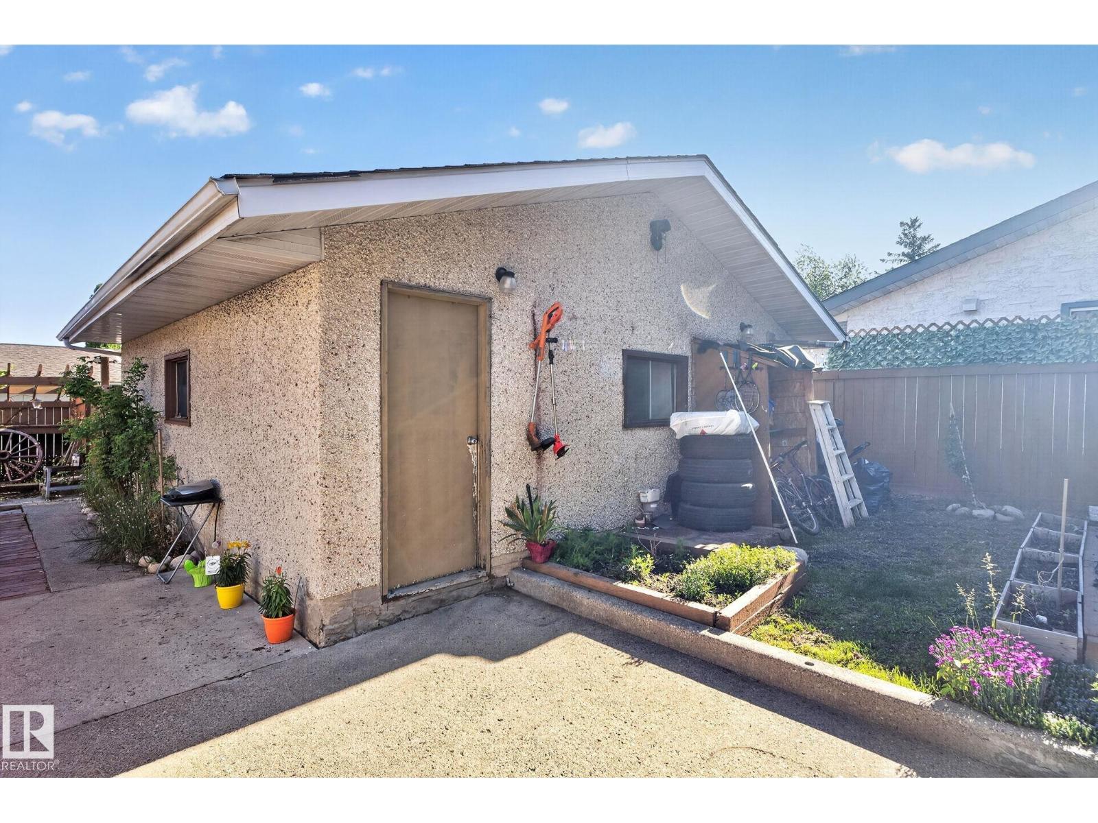 8835 152B AV NW - 32