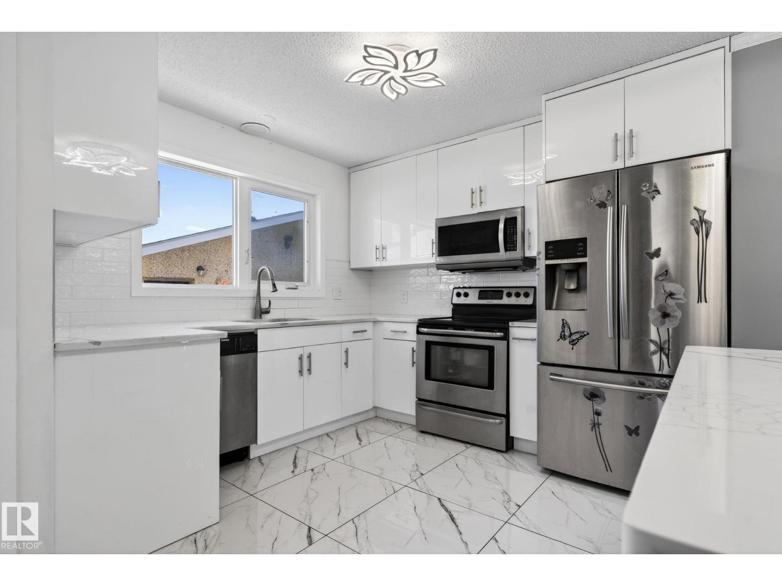 8835 152B AV NW - 12