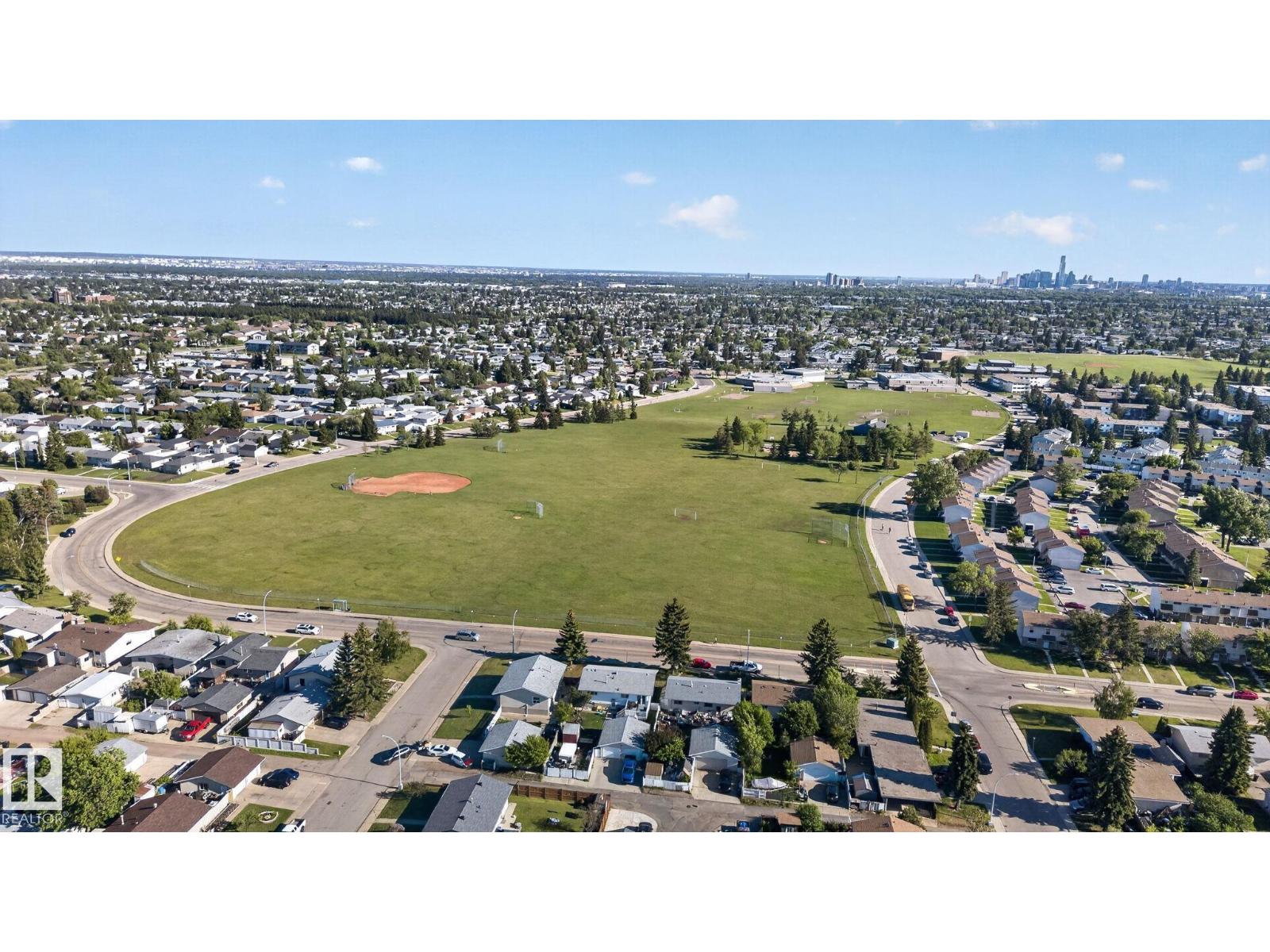 8835 152B AV NW - 52