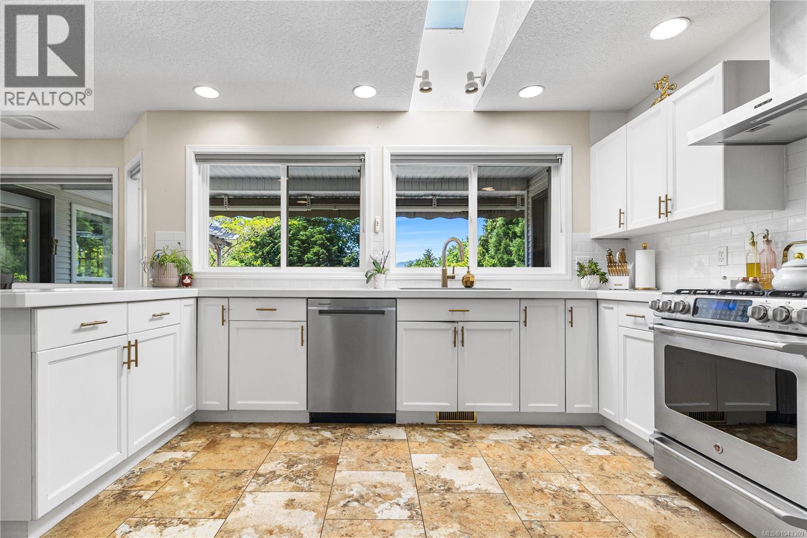 240 Carmanah Dr - 10