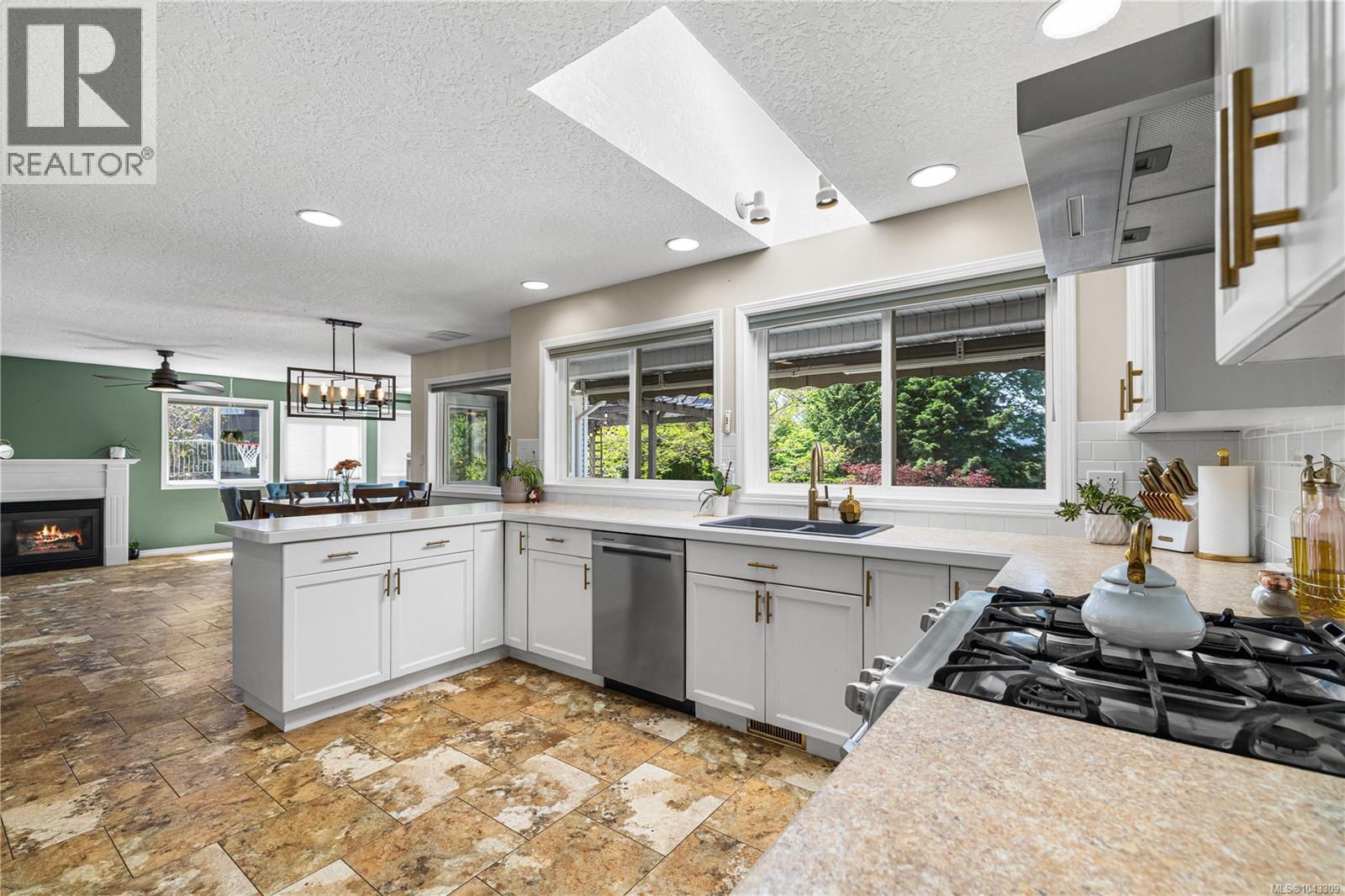 240 Carmanah Dr - 12