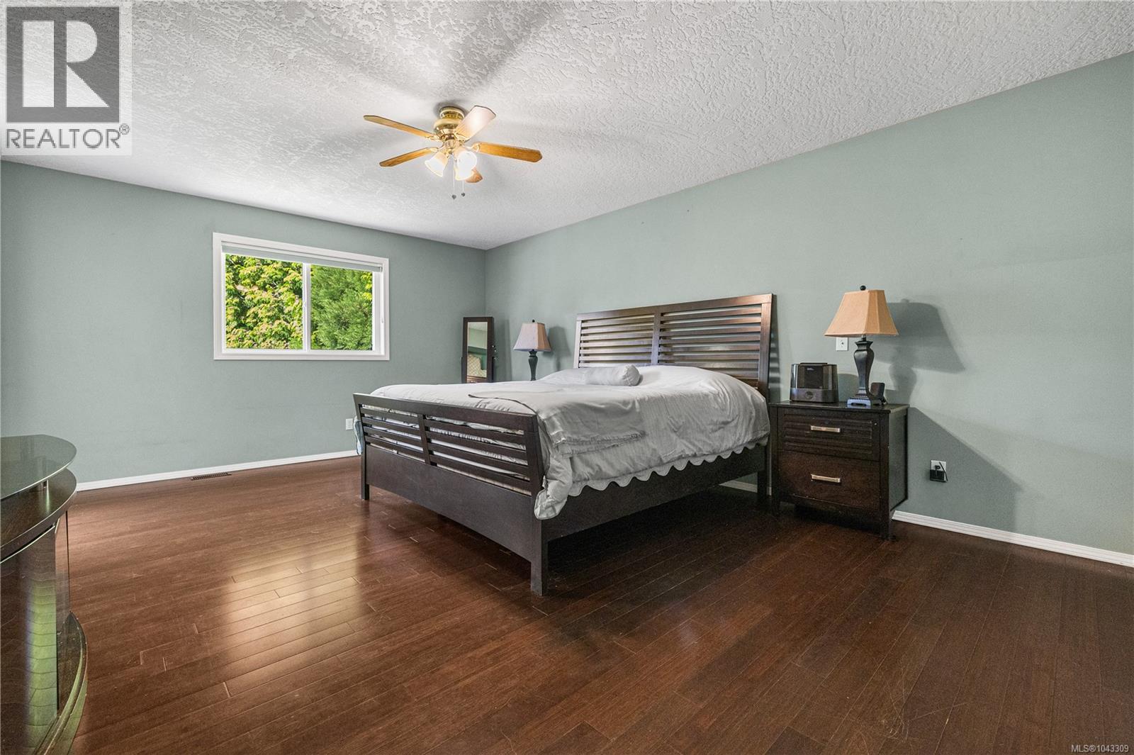 240 Carmanah Dr - 16