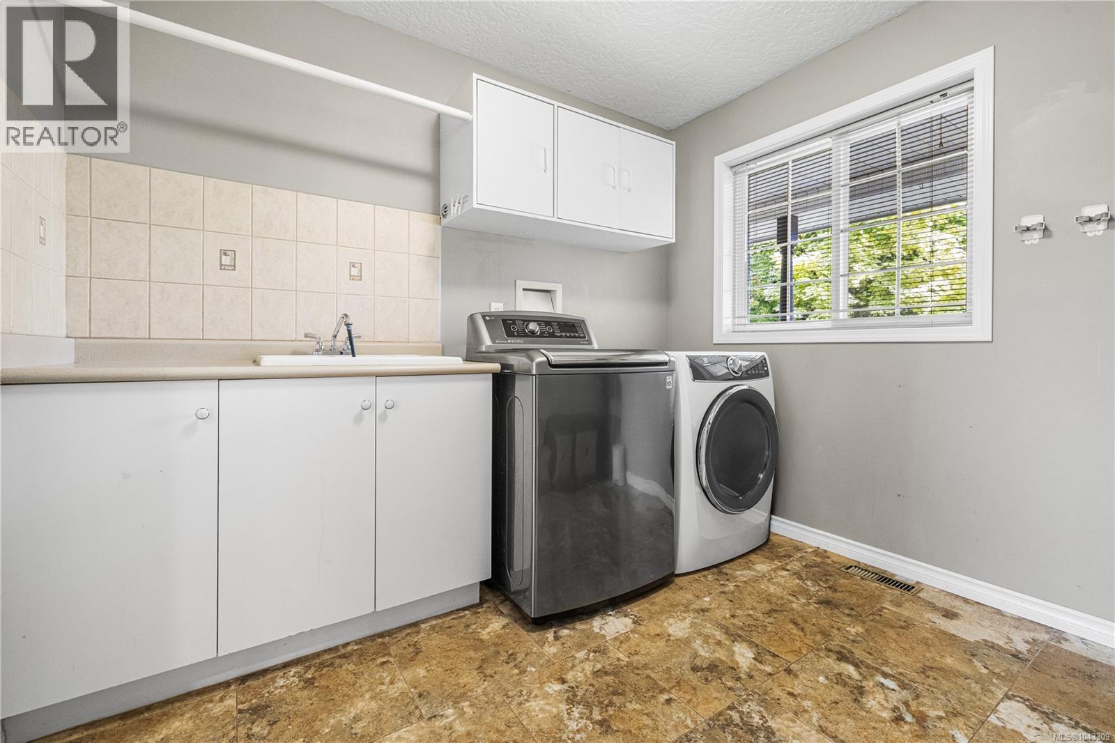 240 Carmanah Dr - 25
