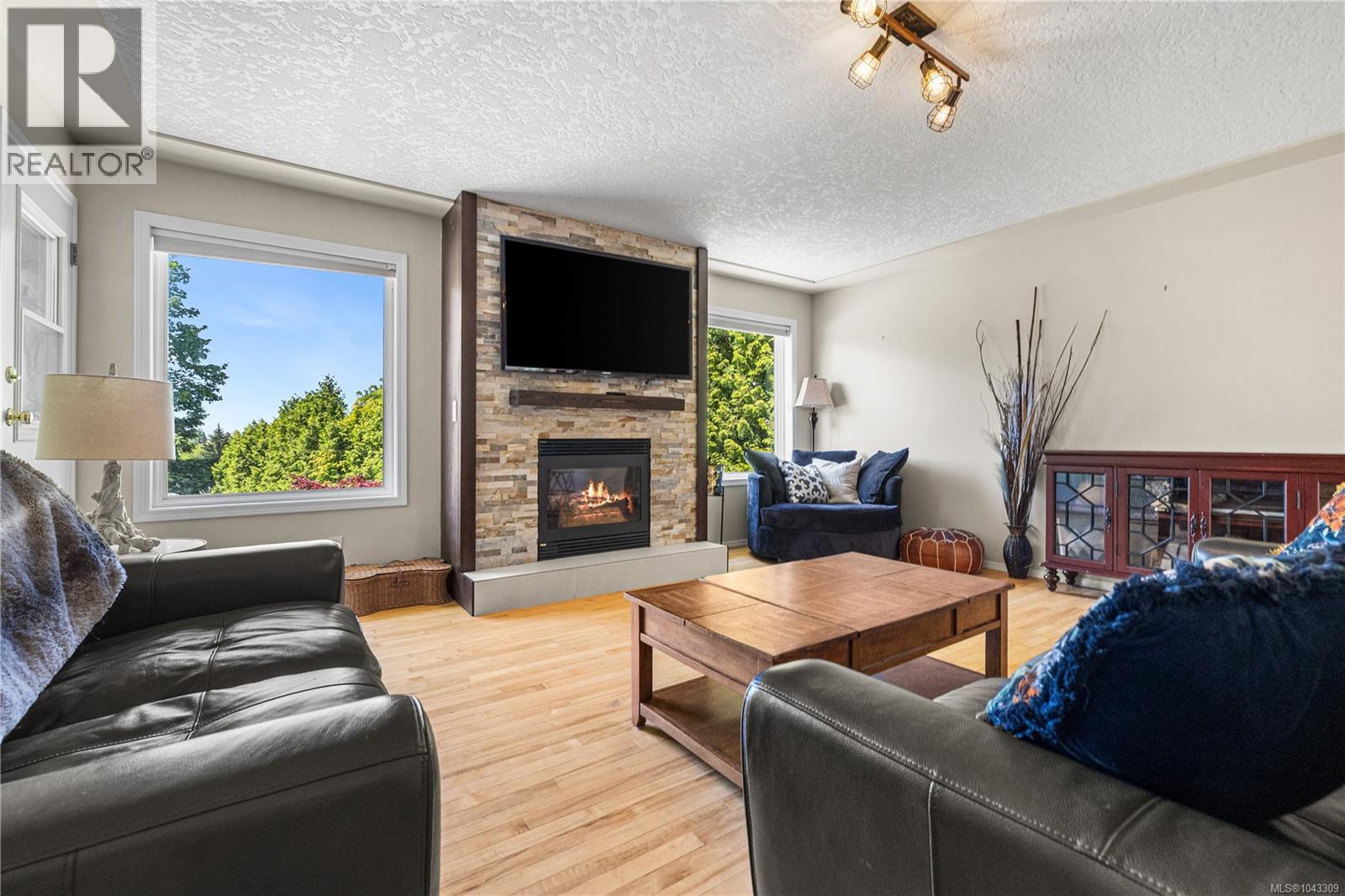 240 Carmanah Dr - 5