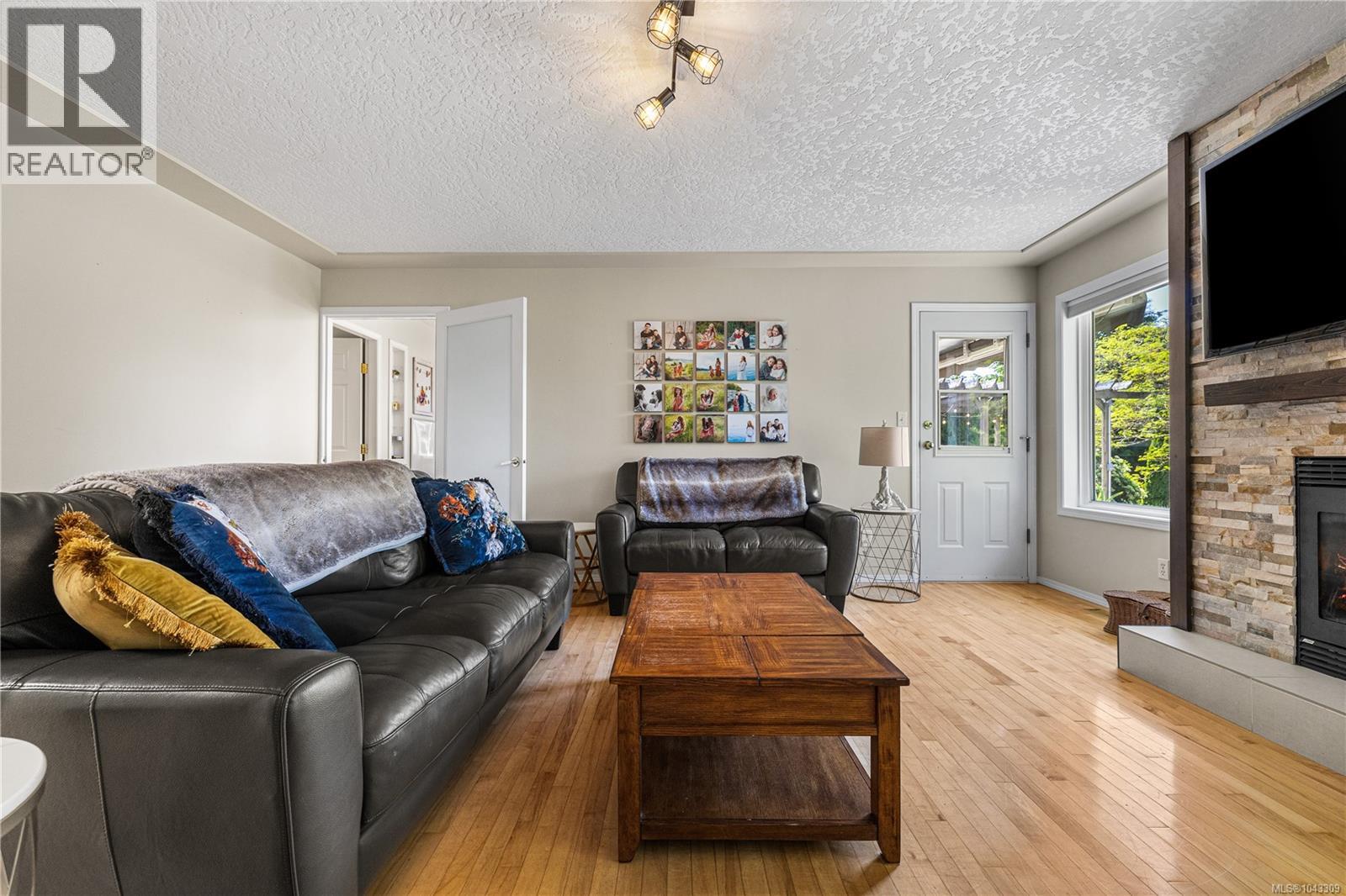 240 Carmanah Dr - 6