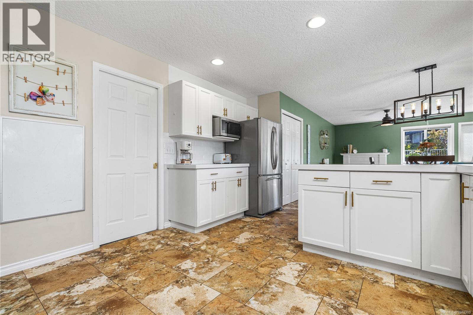 240 Carmanah Dr - 9