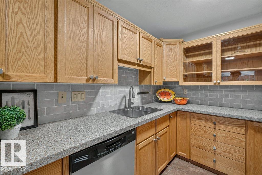 #3 10160 119 ST NW - 15