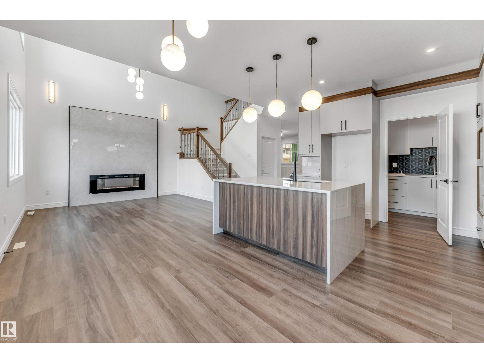 19420 25 AV NW - 3