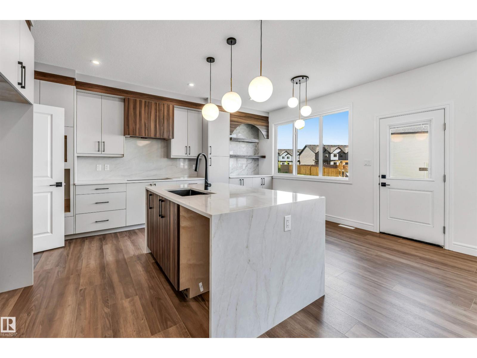 19420 25 AV NW - 6