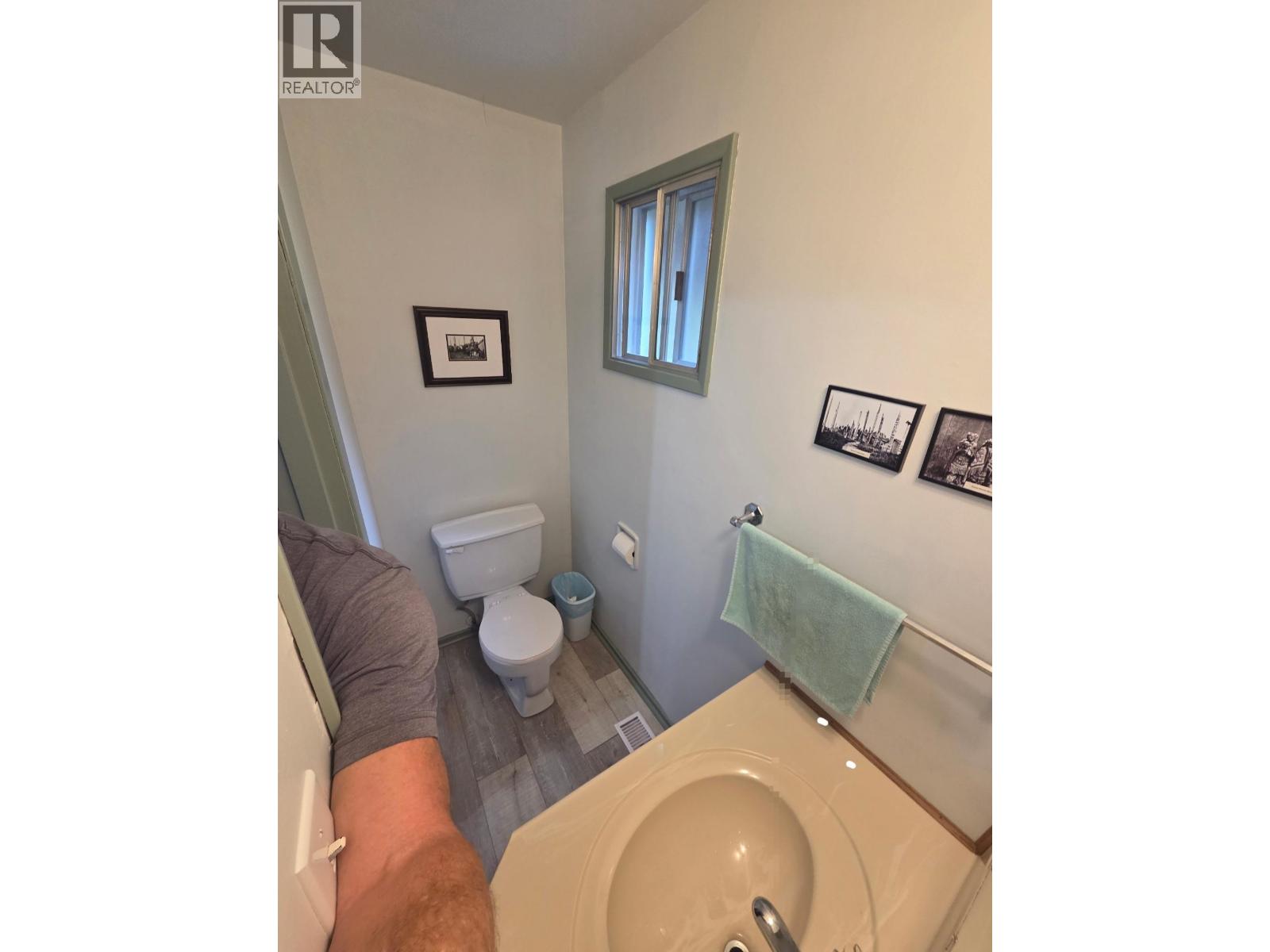 2050-2052 MAPLE CRESCENT - 14