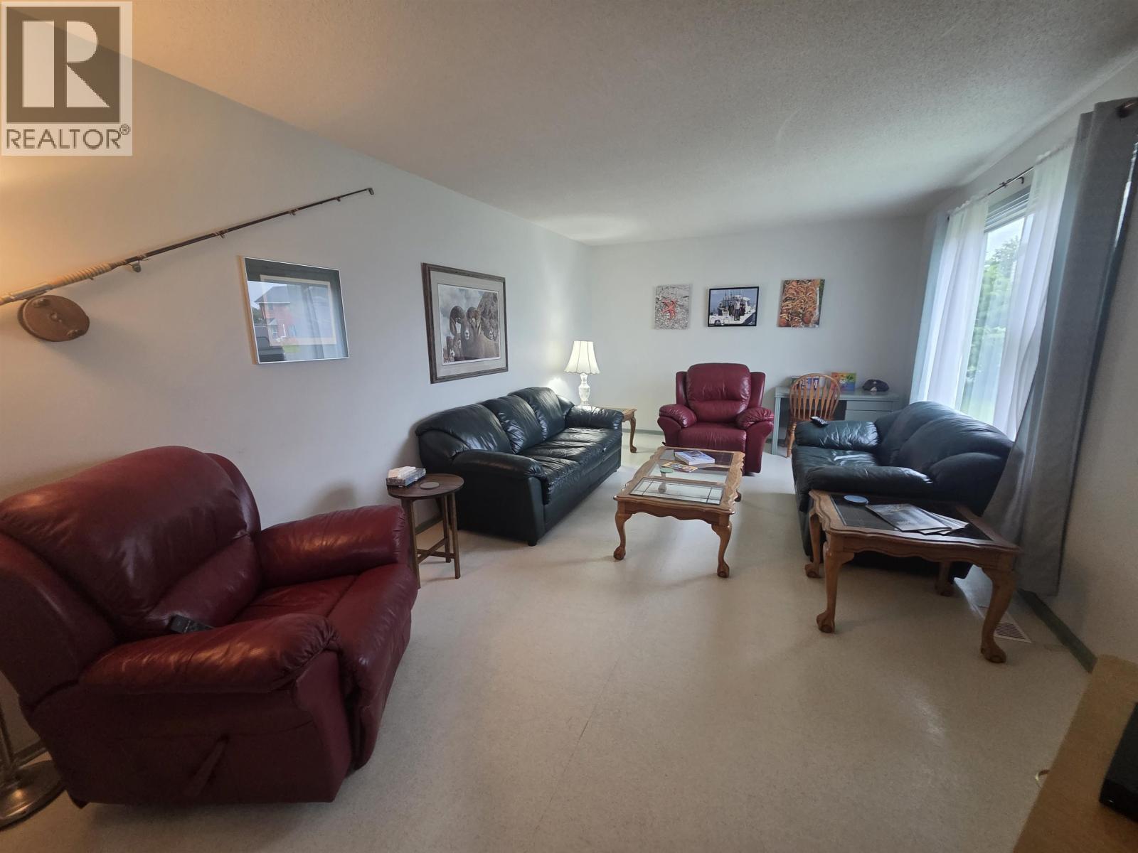 2050-2052 MAPLE CRESCENT - 5