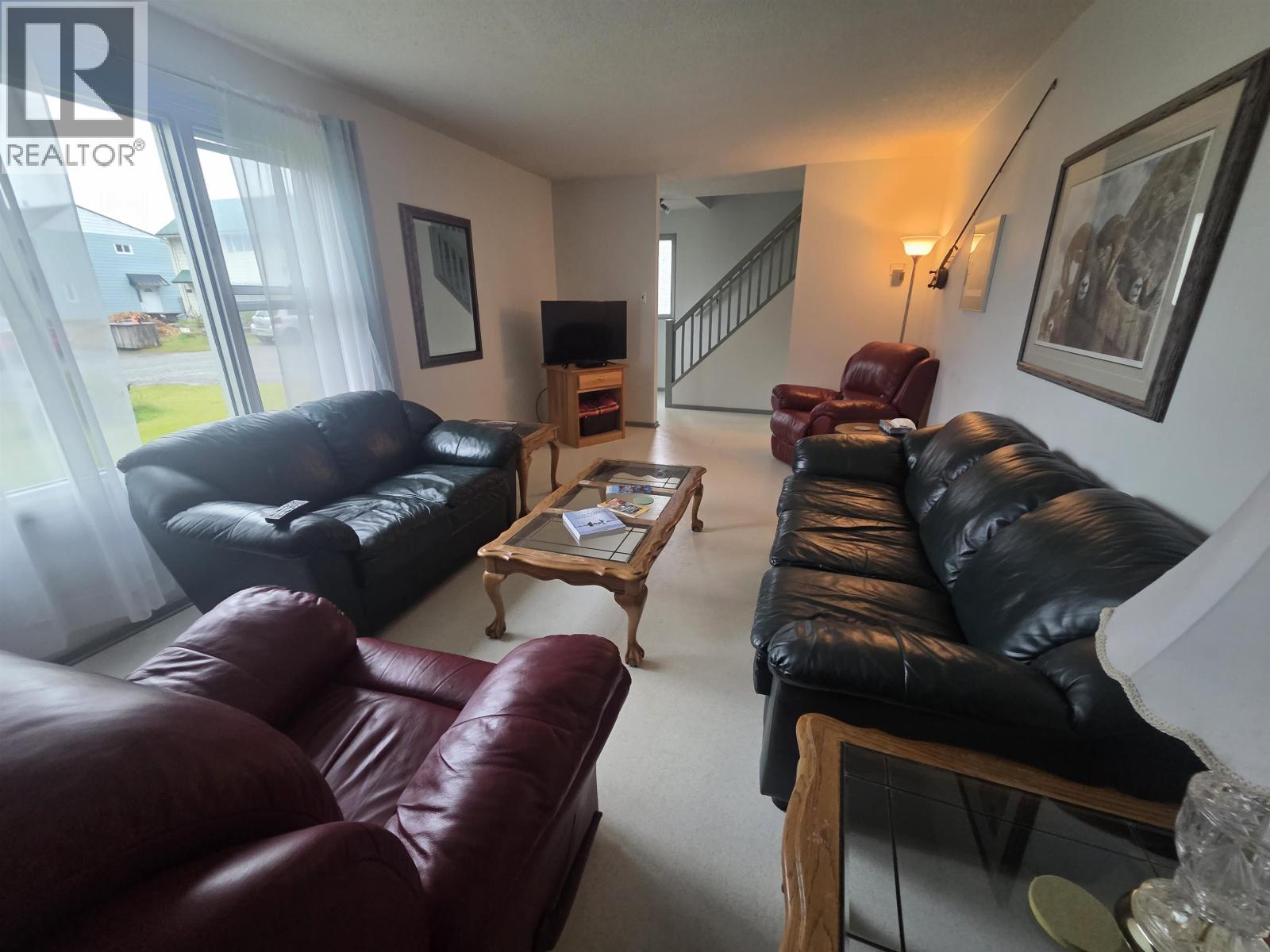 2050-2052 MAPLE CRESCENT - 6