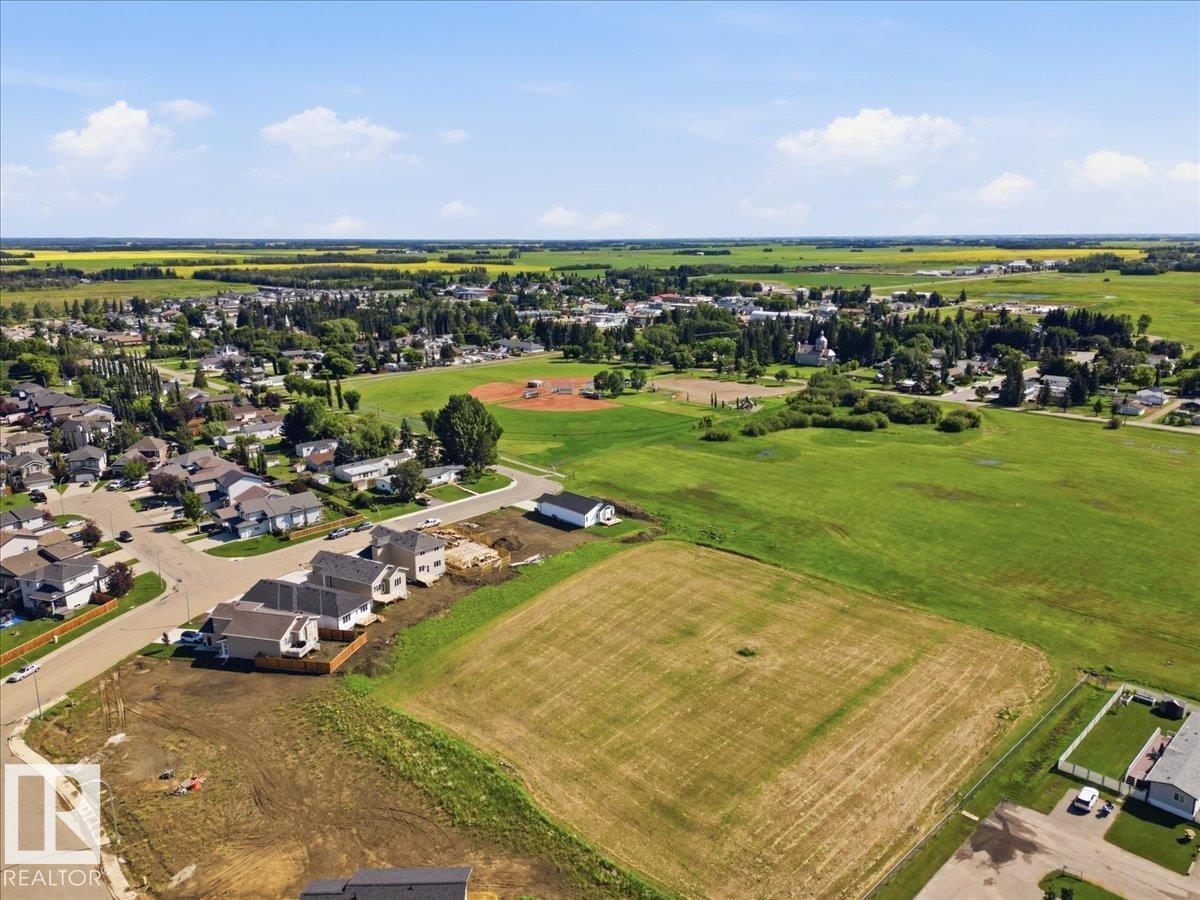5221 47 ave - 12