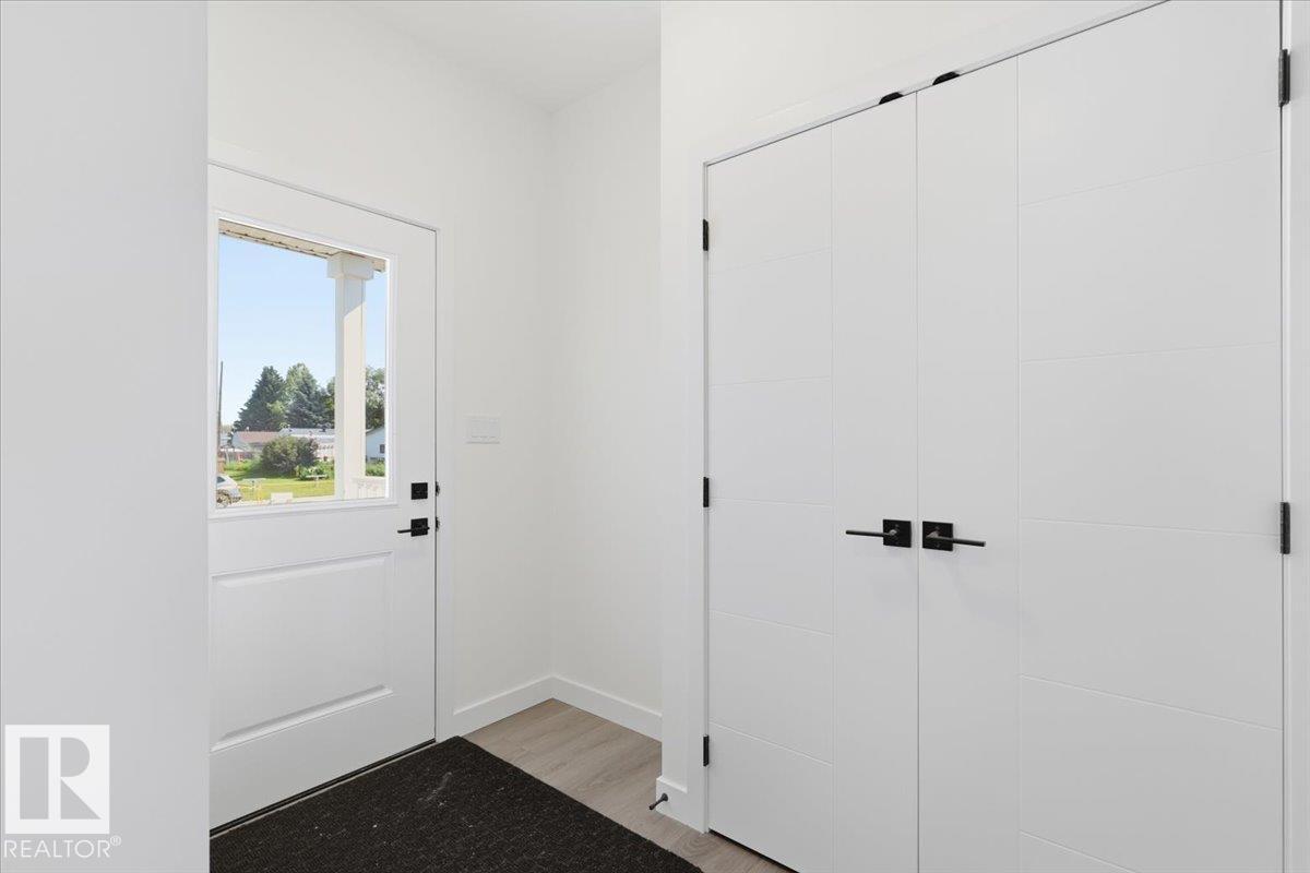 5221 47 ave - 15