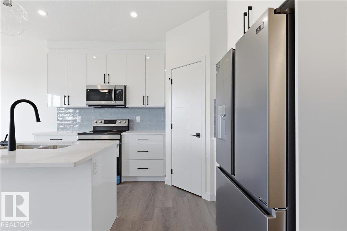 5221 47 ave - 19