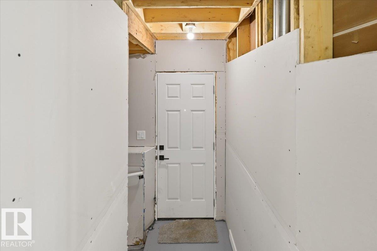 5221 47 ave - 40