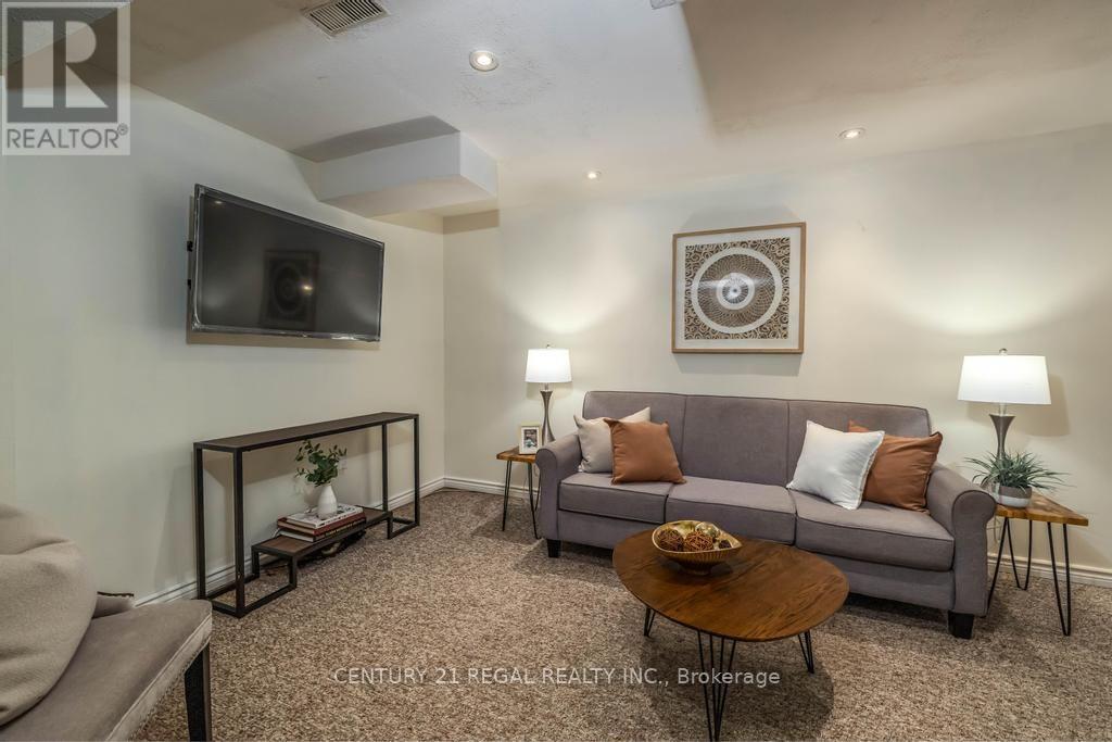 43 WATERTON CRESCENT - 32
