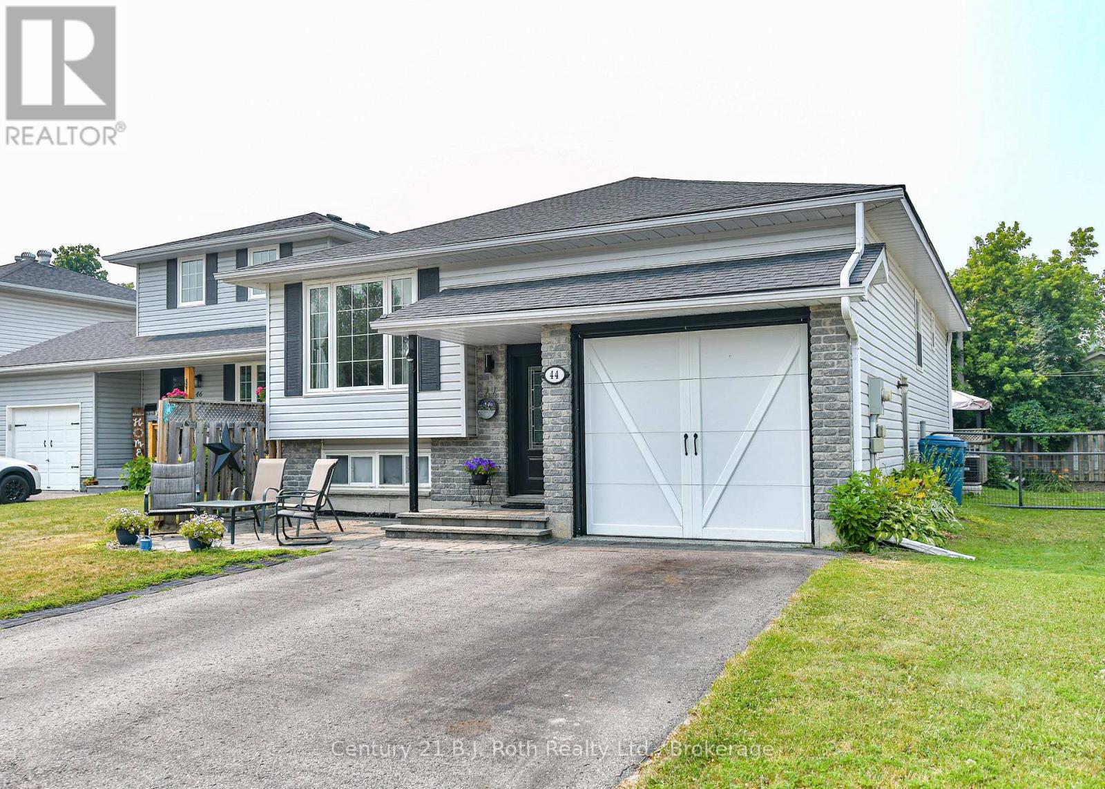 44 COURTNEY CRESCENT W - 1