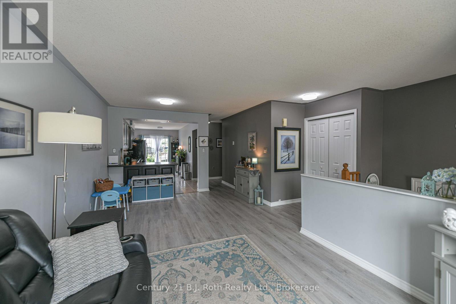 44 COURTNEY CRESCENT W - 12