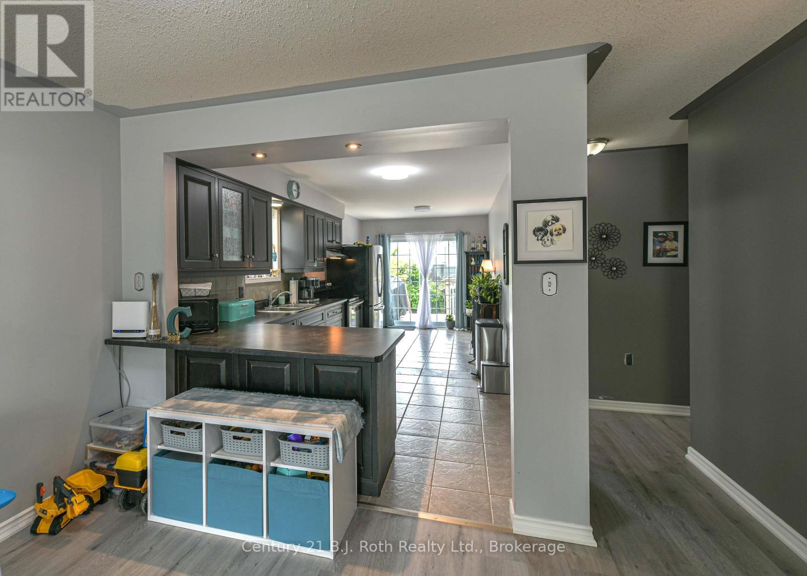 44 COURTNEY CRESCENT W - 13