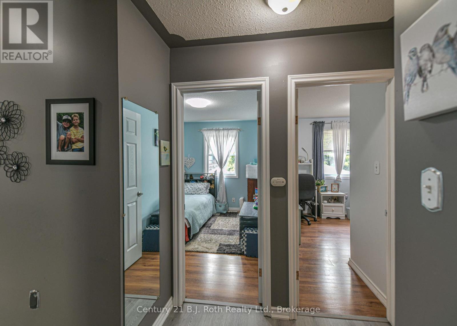 44 COURTNEY CRESCENT W - 17