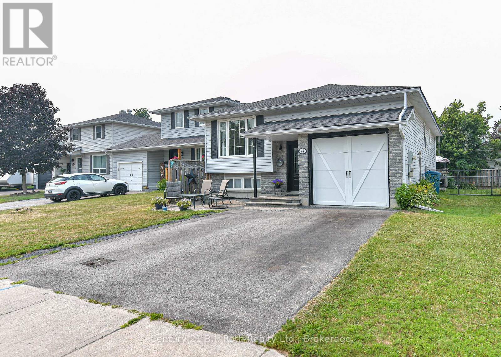 44 COURTNEY CRESCENT W - 2