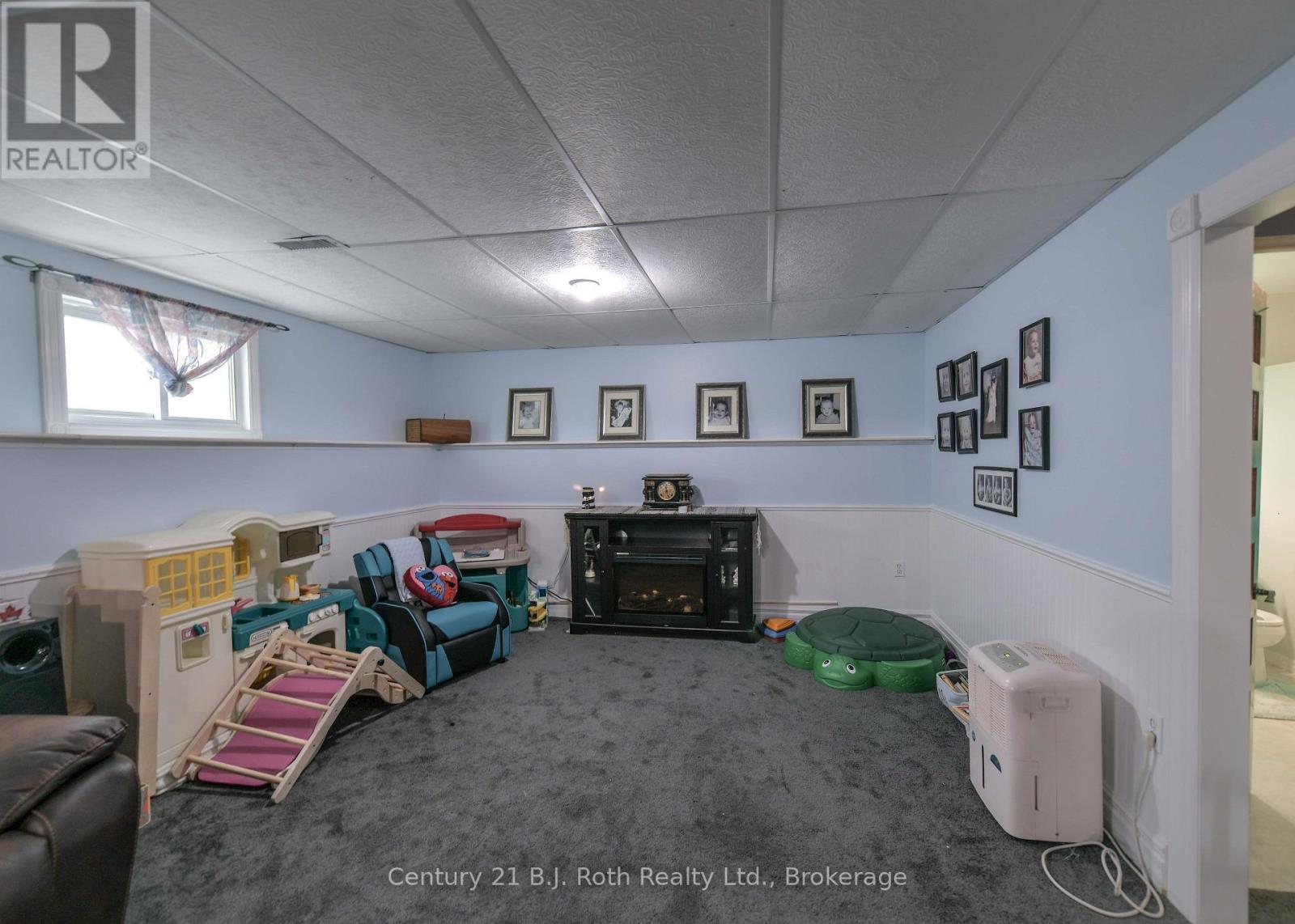 44 COURTNEY CRESCENT W - 29