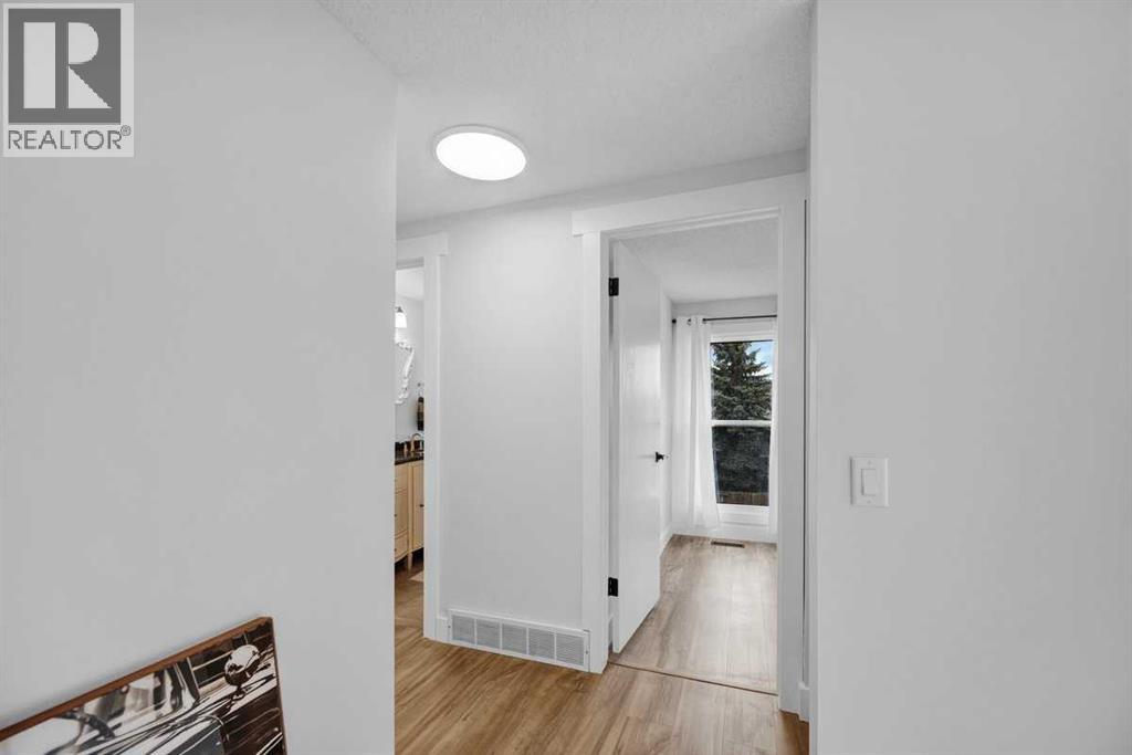 22 Sandstone Crescent SE - 21