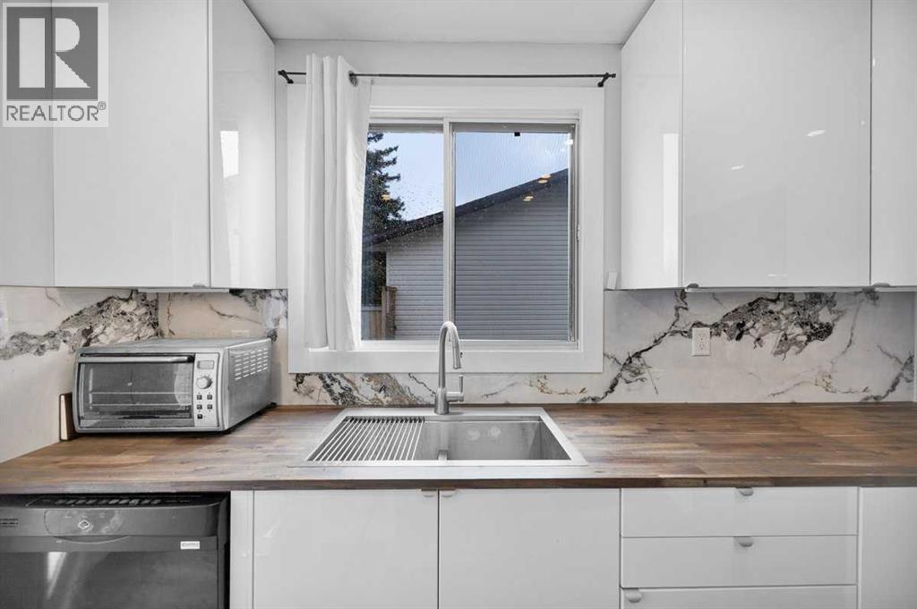 22 Sandstone Crescent SE - 6
