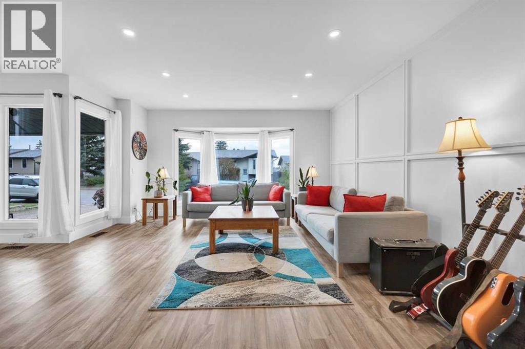 22 Sandstone Crescent SE - 3