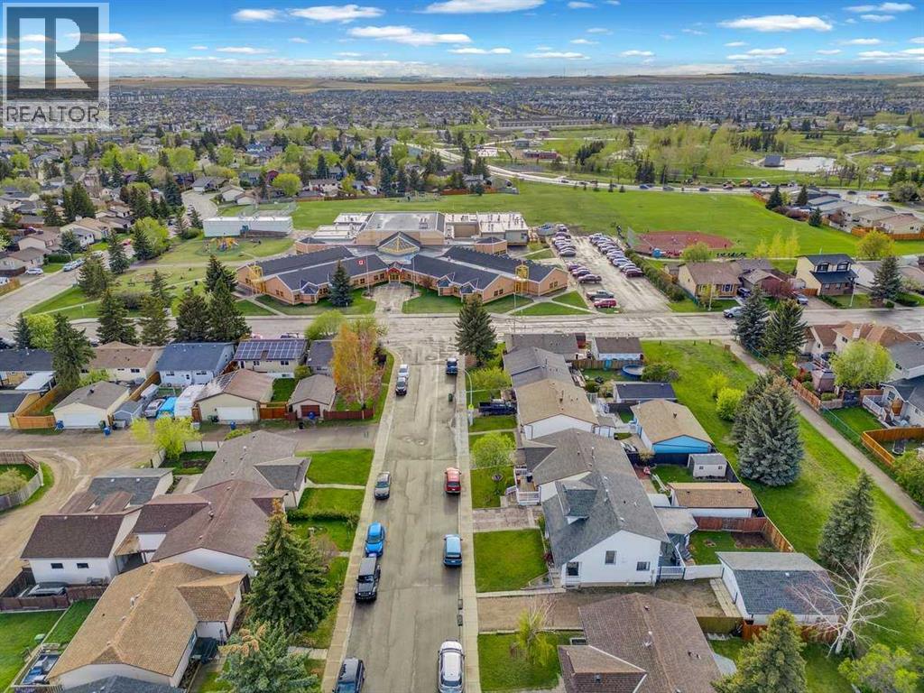 22 Sandstone Crescent SE - 32