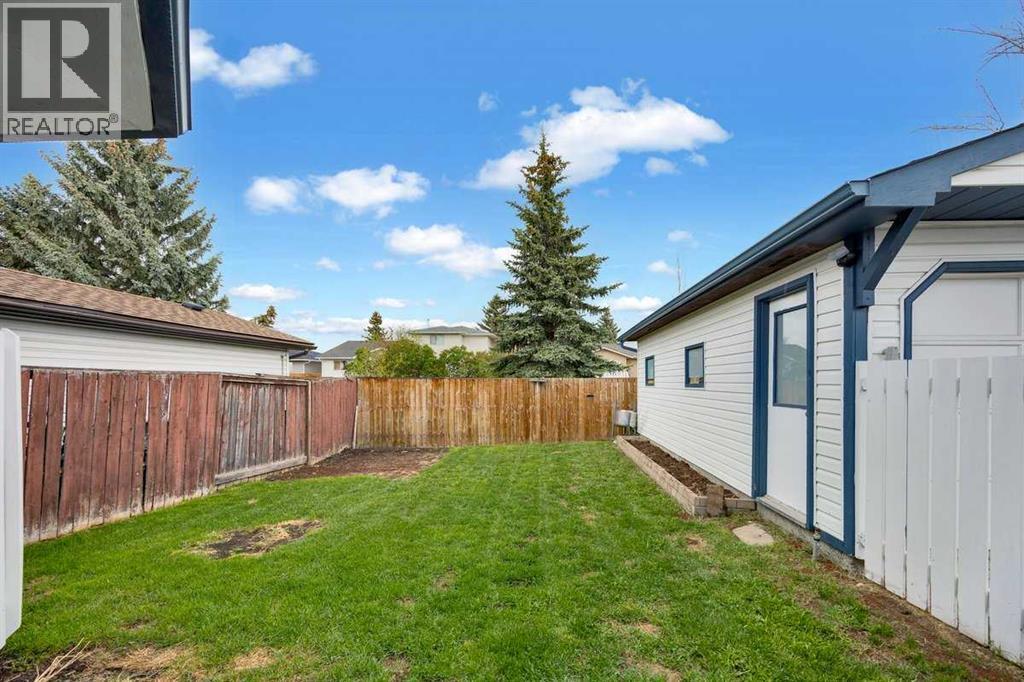 22 Sandstone Crescent SE - 26