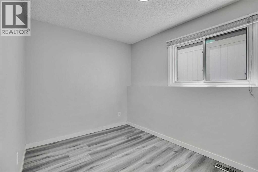 60 Whitaker Close NE - 24