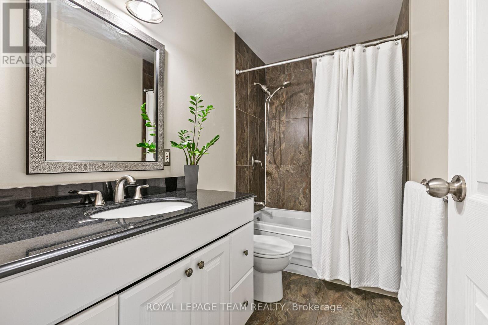 #68 82 MCCLINTOCK WAY - 21